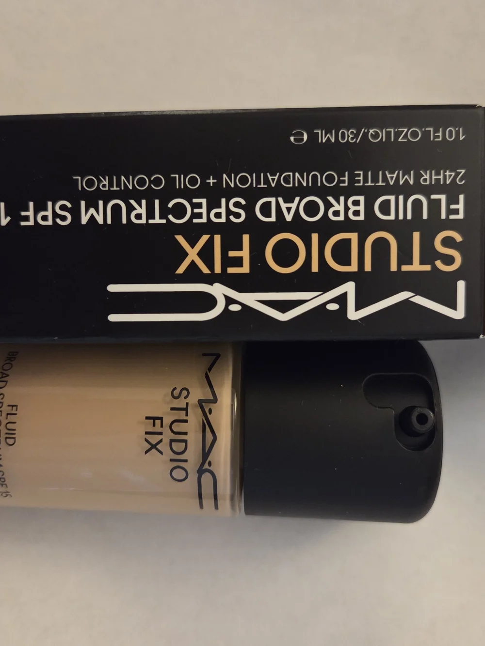 MAC Studio Fix Fluid Broad Spectrum SPF 15 Foundation – Black Packaging